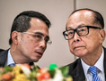 
Li Ka-shing, magnat de Hong Kong s’entretient avec son fils, Victor Li Tzar-kuoi, lors d'une conférence de presse à Hong Kong, le 9 janvier 2015. Selon le militant démocrate Edward Chin, l’homme le plus riche d'Asie ressent la pression de Pékin. (Phillipe Lopez/AFP/Getty Images)
