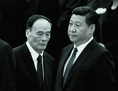 Le président chinois, Xi Jinping, en compagnie du secrétaire de la Commission centrale de l'inspection de la discipline, Wang Qishan, le 30 septembre 2014 à Pékin. (Feng Li/Getty Images)
