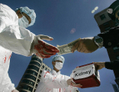 Reconstitution, à Washington D.C. en 2006, d’une scène de prélèvements d’organes forcés par le régime chinois. (Jim Watson/AFP/Getty Images)
