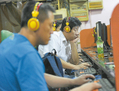 Crédit et légende photo 1: Des habitants utilisent des ordinateurs dans un cybercafé à Pékin le 8 septembre 2011.  (Liu Jin/AFP/Getty Images)


