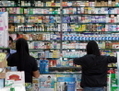 18 novembre 2013: des clients achètent des produits pharmaceutiques dans une pharmacie indépendante de Hong Kong. Selon un responsable du Parti, 90% des médicaments prescrits en Chine sont vendus à un prix excessif. (Anthony Wallace/AFP/Getty Images)

