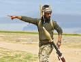 Un combattant irakien chiite et membre des unités populaires de mobilisation de l'Irak, dans le village de Albu Ajil, au nord-est de Tikrit le 8 mars dernier. Ces unités soutiennent les forces gouvernementales irakiennes dans la lutte contre l'État islamique.  (Ahmad Al-Rubaye/AFP/Getty Images)
