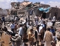 Des Yéménites inspectent les décombres après un bombardement aérien à Sana’a le 26 mars 2015. (Almigdad Mojalli/IRIN)