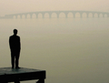 Un homme observe un pont dans l’épais brouillard de Pékin. (Guang Niu/Getty Images)