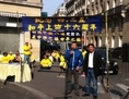 Le 24 avril 2015, plusieurs dizaines de pratiquants de Falun Gong ont manifesté pacifiquement devant l’ambassade de Chine en France. Sur la photo à droite, Alain Tong, président de l’Association Falun Dafa France, et Zhang Jiang un des leaders du mouvement étudiant de la place Tienanmen de 1989 (Laurent Gey, Epoch Times) 