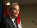 Le ministre des Finances, Joe Oliver, en conférence de presse pour le budget le 21 avril 2015 à Ottawa (Matthew Little/Epoch Times)  