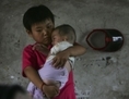 9 juillet 2006: Wang Huaixue porte un bébé à l’orphelinat de Wang Jiayu dans la province d’Anhui. Des millions d’orphelins reconnus ou non par l’administration sont victimes du système social chinois. (China Photos/Getty Images)

