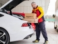 Un transporteur Amazon illustre le concept de livraison par accrochage de véhicule. (Amazon.com)