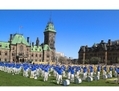 Des pratiquants de Falun Dafa, avec des membres de la fanfare Tian Guo, ont pratiqué leurs exercices sur la Colline du Parlement le 6 mai 2015 à Ottawa. (Donna He/Epoch Times)