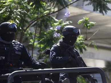 La police fédérale mexicaine patrouille à l’extérieur d’un édifice où se déroule une rencontre sur la sécurité nationale le 5 mai 2015 à Guadalajara, Jalisco. (Hector Guerrero/AFP/Getty Images)
