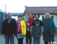 Wang Yinyin, portant son enfant, a déclaré: «Je dois m’occuper de huit personnes âgées de mon entourage, y compris ceux du coté de mon époux.» (Internet)
