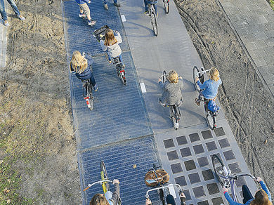 Une piste cyclable faite de panneaux solaires ultra résistants à Krommenie aux Pays-Bas. (Solaroad)
