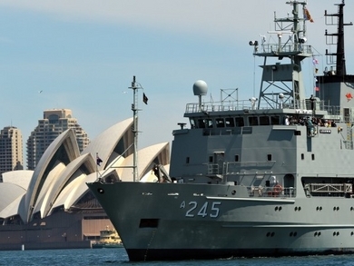 5 octobre 2013:  le navire de guerre australien HMAS Leeuwin navigue pendant la Revue de la flotte internationale à Sydney. L’Australie envisage l’envoi de navires de sa flotte pour aider à restreindre les prétentions du régime chinois dans la mer de Chine méridionale. (Saeed Khan/AFP /Getty Images)
