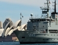 5 octobre 2013:  le navire de guerre australien HMAS Leeuwin navigue pendant la Revue de la flotte internationale à Sydney. L’Australie envisage l’envoi de navires de sa flotte pour aider à restreindre les prétentions du régime chinois dans la mer de Chine méridionale. (Saeed Khan/AFP/Getty Images)
