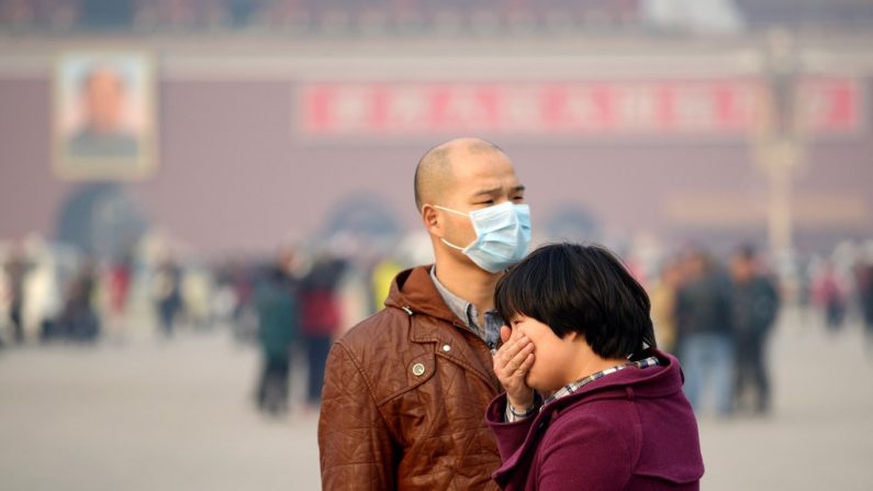 Un couple sur la place Tiananmen à Pékin. Selon des estimations récentes, la Chine compterait un million de patients atteints de cancer du poumon en 2025 (Wang Zhao / AFP / Getty Images)