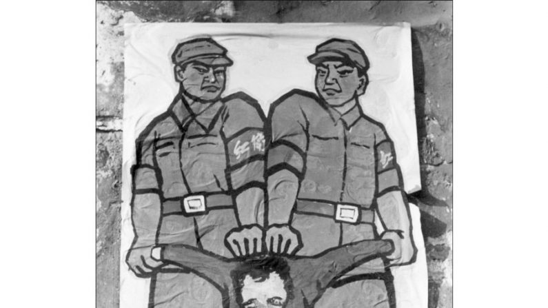 Cette affiche, affichée à la fin de 1966 à Pékin, montre comment faire face aux «ennemis de classe» pendant la Révolution culturelle (Jean Vincent / AFP / Getty Images)