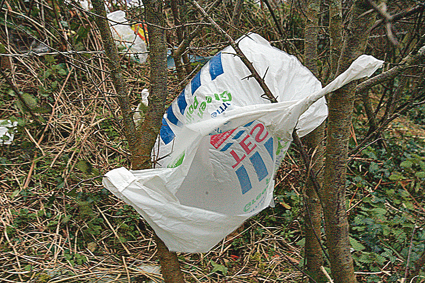  Chaque année, huit milliards de sacs en plastique finissent comme déchets dans l’environnement de l’Union européenne. (Matt Cardy/Getty Images) 