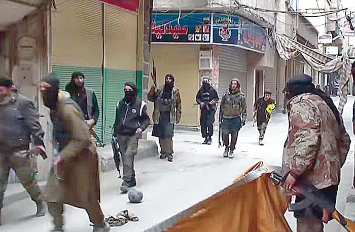 Des combattants de l’État Islamique (EI) à Yarmouk en Syrie. (Capture d’écran Youtube)