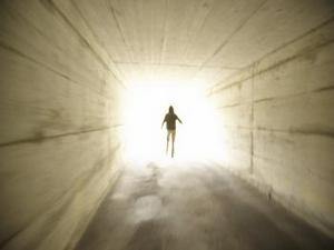 De nombreuses personnes ayant été proches de la mort ont expérimenté la traversée d'un tunnel de lumière. (Photos.com)