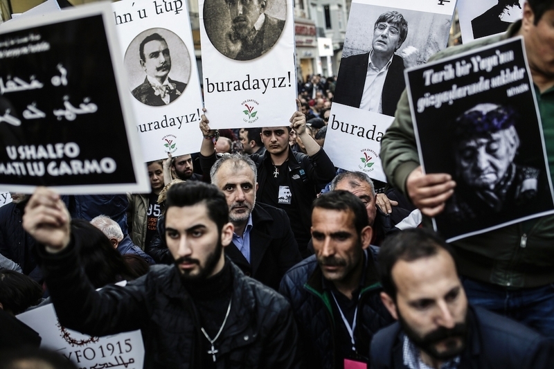 Le 24 avril 2015, à Istanbul, pour commémorer le génocide arménien, des gens tiennent les portraits d'intellectuels arméniens détenus, déportés et tués en 1915, ainsi qu'un portrait du journaliste arménien Hrant Dink assassiné en 2007. (Yasin Akgul/AFP/Getty Images )