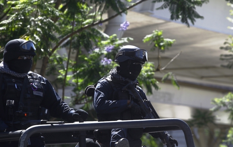 La police fédérale mexicaine patrouille à l’extérieur d’un édifice où se déroule une rencontre sur la sécurité nationale le 5 mai 2015 à Guadalajara, Jalisco. (Hector Guerrero/AFP/Getty Images) 