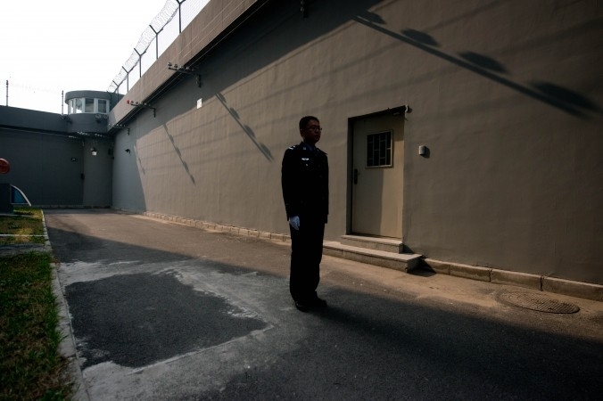 25 octobre 2012: un gardien dans la cour du centre de détention n°1 de Pékin. (Ed Jones/AFP/Getty Images) 