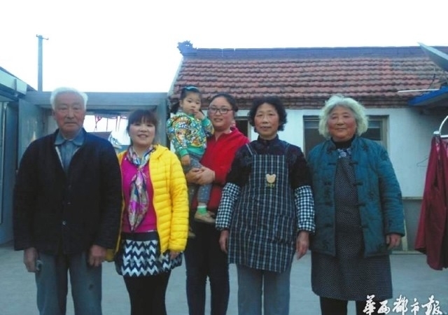Wang Yinyin, portant son enfant, a déclaré: «Je dois m’occuper de huit personnes âgées de mon entourage, y compris ceux du côté de mon époux.» (Internet)