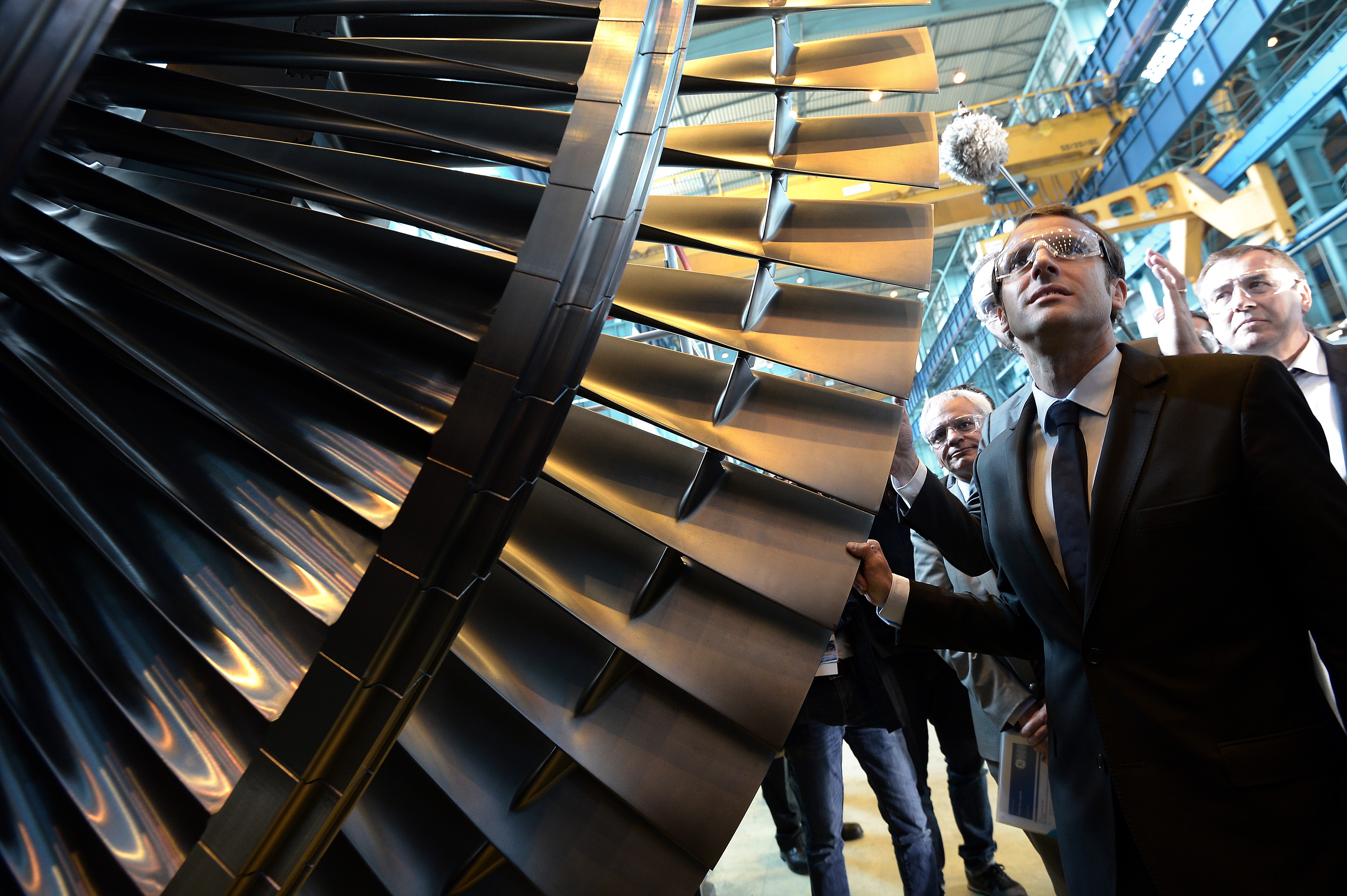 Le ministre de l’Économie et de l’Industrie en visite dans l'usine de la société de transport et de production d’énergie Alstom à Montbeliard le 28 mai 2015 (FREDERICK FLORIN/AFP/Getty Images)