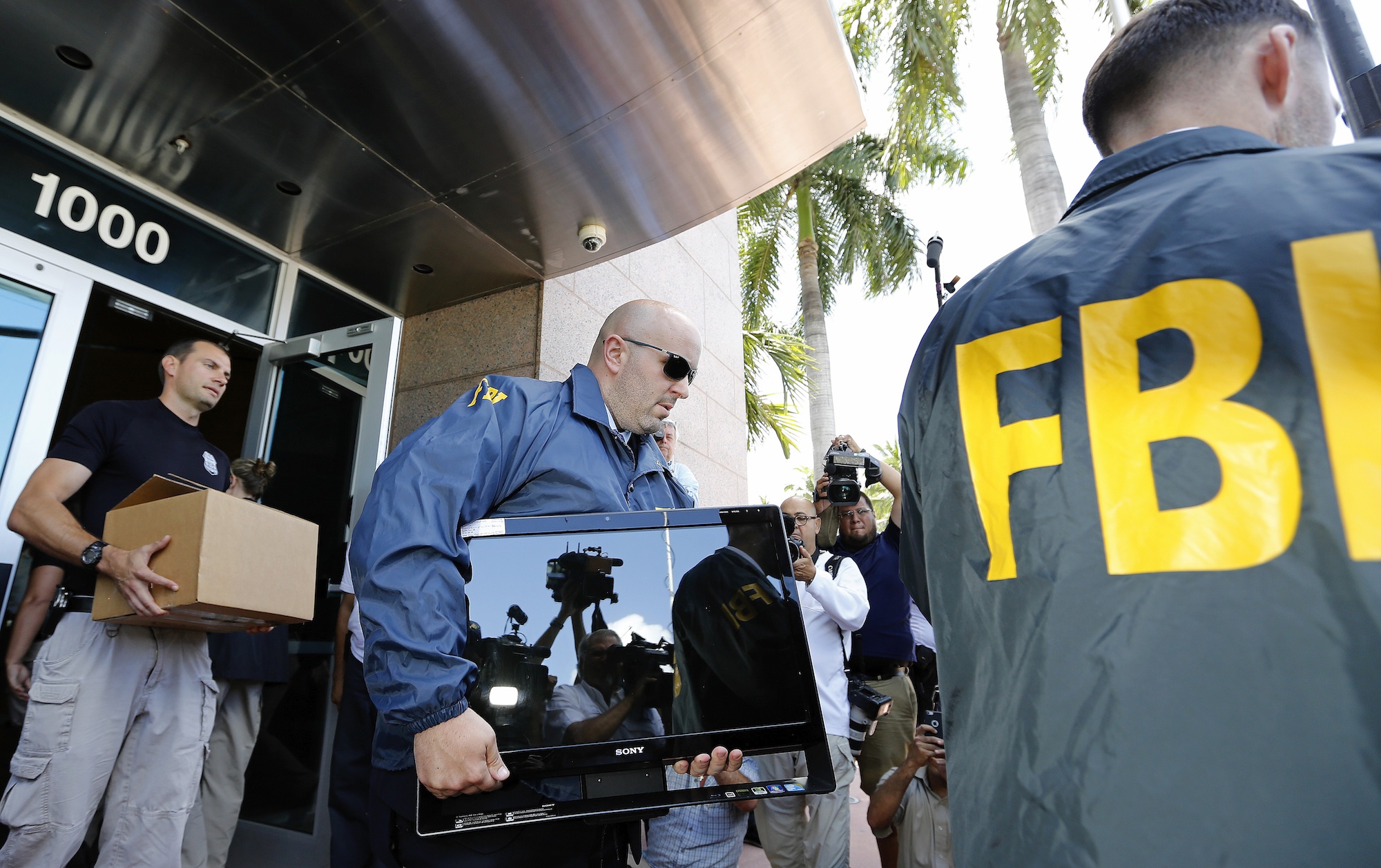 Une perquisition du FBI le 27 mai à Miami en Floride dans le cadre d’une investigation internationale pour corruption contre la FIFA (Joe Skipper/Getty Images)