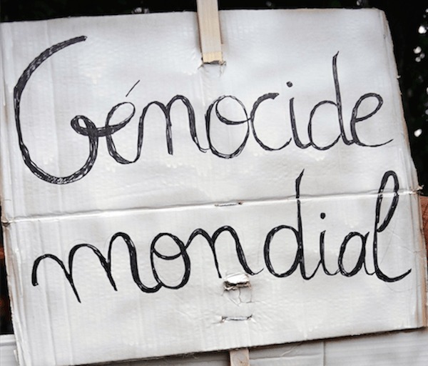 Une affiche lors de la manifestation contre Monsanto en France le 23 mai 2015. (Remy Gabalda/AFP/Getty Images)