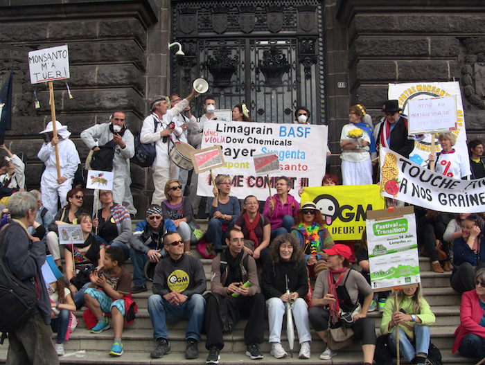 Les manifestants de la marche contre Monsanto devant la préfecture de Clermont-Ferrand le 23 mai. (Suzi Loo/ZoomZ'Imâges)