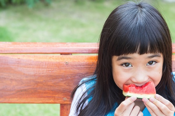 Amener les enfants à manger des aliments sains. (Shutterstock)