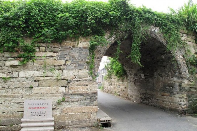 L’ancienne porte Est du village de Sanjian, une structure en pierre haute de quatre mètres, sur une photo non datée. (Capture d’écran/people.cn)