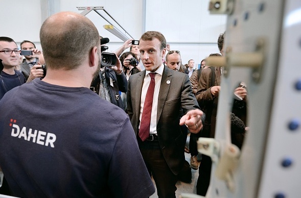 Emmanuel Macron en visite à l’usine de construction aéronautique Daher près de Nantes, le 18 mai 2015. (Jean-Sébastien Evrard/AFP/Getty Images)
