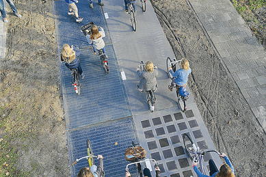 Une piste cyclable faite de panneaux solaires ultra résistants à Krommenie aux Pays-Bas. (Solaroad)