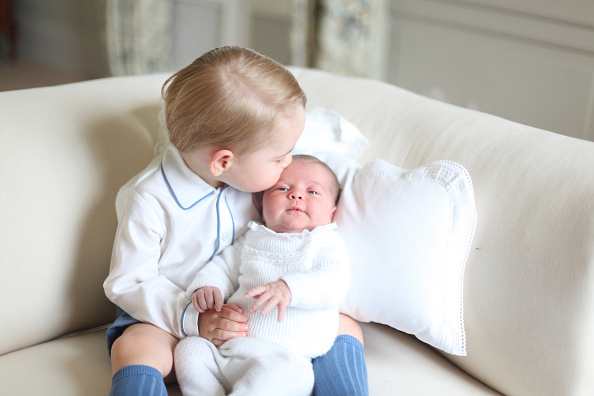 Cette photo du prince George et de la princesse Charlotte a été publiée par le Duc et la Duchesse de Cambridge  (i.e. le prince William et Kate Middleton) à Anmer Hall à la mi-mai, dans le Norfolk, en Angleterre. (HRH - La Duchesse de Cambridge via Getty Images)