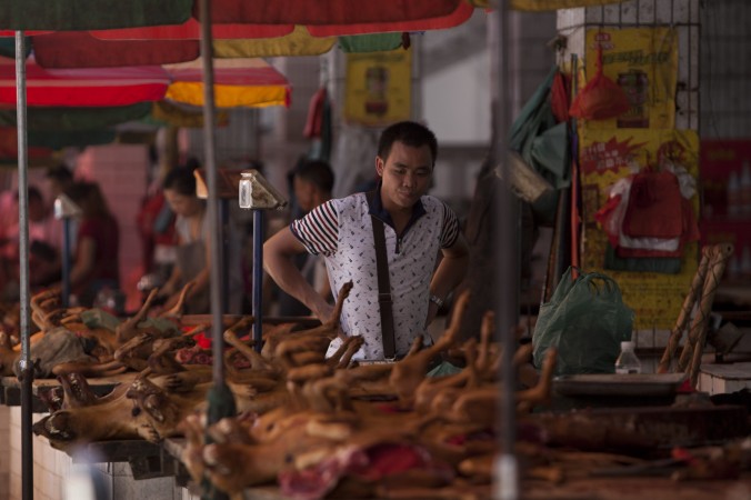 Cette photo prise le 17 juin 2015 montre de la viande de chien en vente sur un marché de Yulin, dans la province du Guangxi dans le sud de la Chine. (STR / AFP / Getty Images)