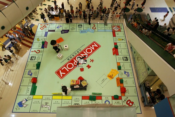 Une partie sur un plateau géant de Monopoly est sur le point de débuter à Hong Kong le 26 octobre 2006. Depuis ses premières ventes dans les années 1930, le Monopoly est devenu un des jeux les plus populaires au monde, présent dans plus de 100 pays et imprimé en 37 langues. (Mike Clarke / AFP / Getty Images)