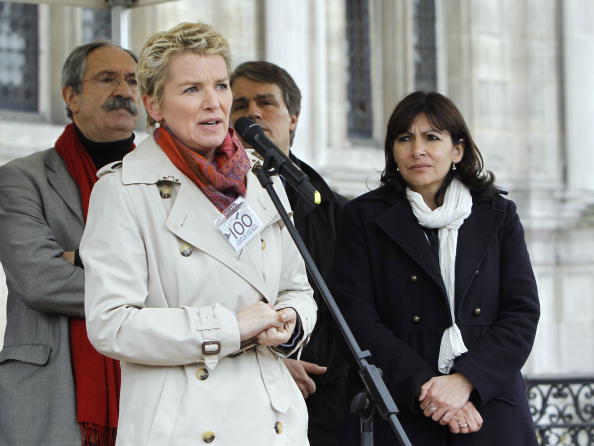 Elise Lucet, rédactrice en chef de France 3 et de l’émission Cash Investigation diffusée sur France 2, fait un discours de soutien en 2009 pour les journalistes détenus en Afghanistan (PATRICK KOVARIK/AFP/Getty Images)