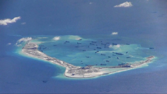 Des dragueurs chinois évoluent dans les eaux environnants le récif Mischief dans les Îles Spratleys en Mer de Chine méridionale. Cette image est issue d’une vidéo capturée par un avion de surveillance P-8A Poseidon le 21 mai 2015. (Marine américaine)  