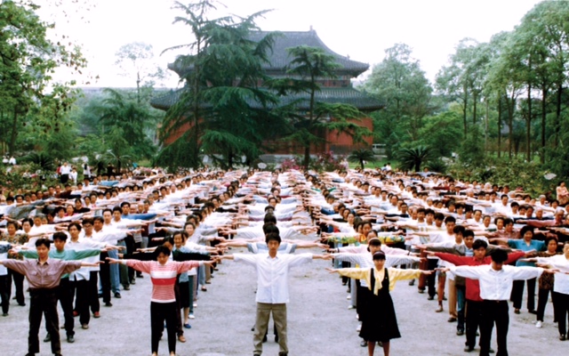Les pratiquants de Falun Gong font les exercices à Chengdu, province du Sichuan, avant le début de la persécution en 1999. (Minghui)