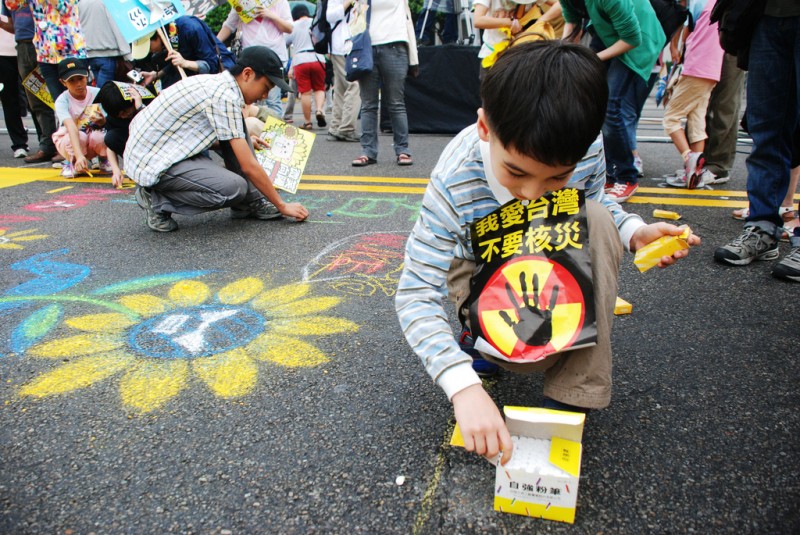Une manifestation antinucléaire en avril 2011. On peut lire sur l’affiche que porte le garçon :  « J’aime Taïwan et je ne veux pas de catastrophes nucléaires ». (coolloud.org. CC BY-NC 2.0) 