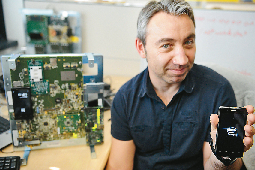 Un ingénieur de chez Intel montre un smartphone de la marque le 2 mars 2012, au centre de recherche d’Intel situé à Toulouse.  (Remy Gabalda /AFP/Getty Images)