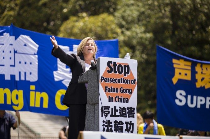 La députée américaine Ileana Ros-Lehtinen lors du rassemblement sur le Falun Gong sur la colline du Capitole à Washington le 16 juillet, 2015. (Edward Dye / Epoch Times)