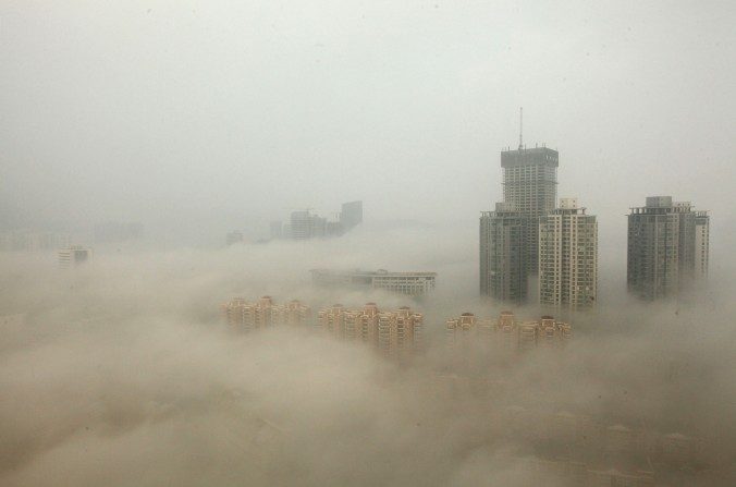 Des immeuble entourés d'un nuage de pollution le 8 décembre 2013, à Lianyungang, Chine. (Photo par ChinaFotoPress / Getty Images)