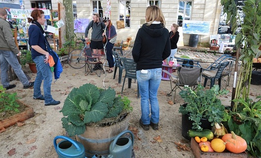 Cultiver des légumes autrement au festival Alternatiba le 12 octobre 2014 à Bordeaux. (Nicolas Tucat/AFP/Getty Images)