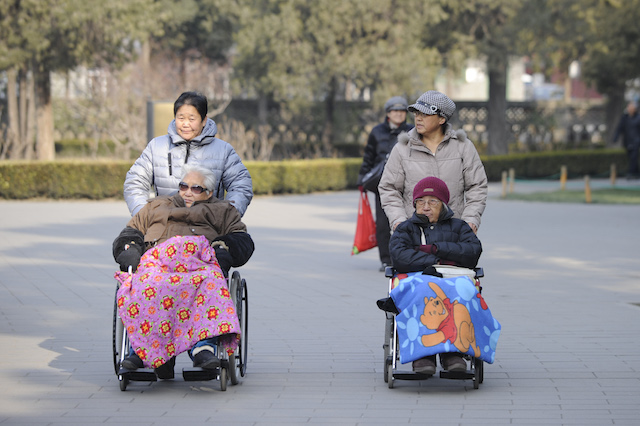 Les personnes âgées en Chine font face à une incertitude croissante depuis l’introduction de la politique de l'enfant unique. En l’absence d’un véritable réseau de sécurité sociale, la loi laisse quatre grands-parents et deux parents avec seulement une personne pour les aider dans leur vieillesse - et les familles endeuillées n'ont aucune aide. (WANG ZHAO / AFP / Getty Images)  