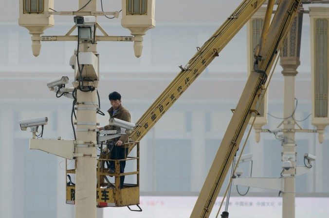 Un homme contrôle les cameras de sécurité, Place Tienanmen à Pékin le 31 octobre 2013. Le Parti communiste chinois construit une base de données sur les Américains, utilisant des logiciels venant de ses propres programmes d’espionnage national. (Ed Jones/AFP/Getty Images)