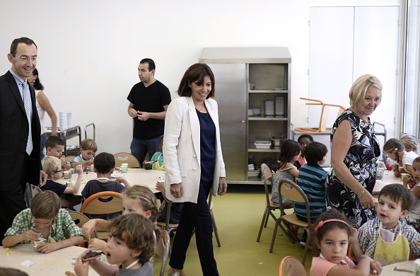 La Maire de Paris Anne Hidalgo visite une cantine scolaire le 18 septembre 2014. (STEPHANE DE SAKUTIN / AFP / Getty Images)
