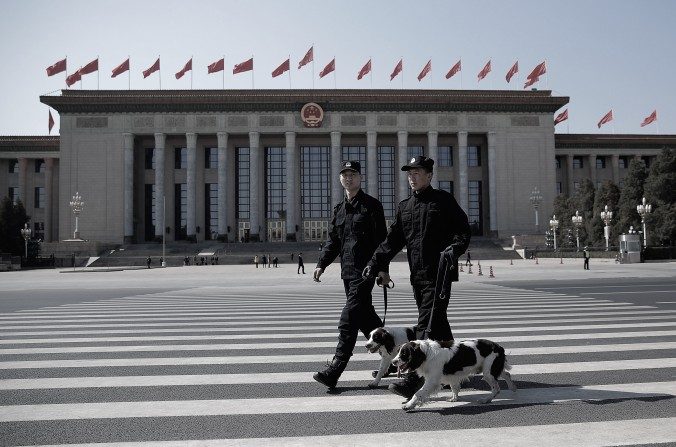 Le 13 mars 2015, à Pékin en Chine, deux policiers font la ronde pour garder la façade avant de la Grande Salle du Peuple avant la cérémonie de clôture de la Conférence Consultative Politique du Peuple de Chine. (Lintao Zhang/Getty Images)